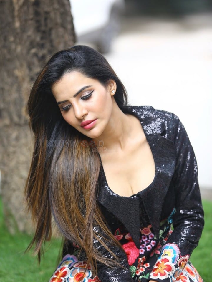 Elegant Ashu Reddy in a Black Eclectic Dress Photos 04