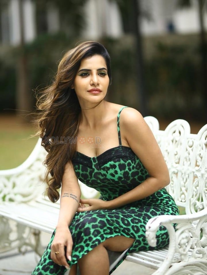 Sexy Ashu Reddy in a Green and Black Sleeveless Dress Pictures 03
