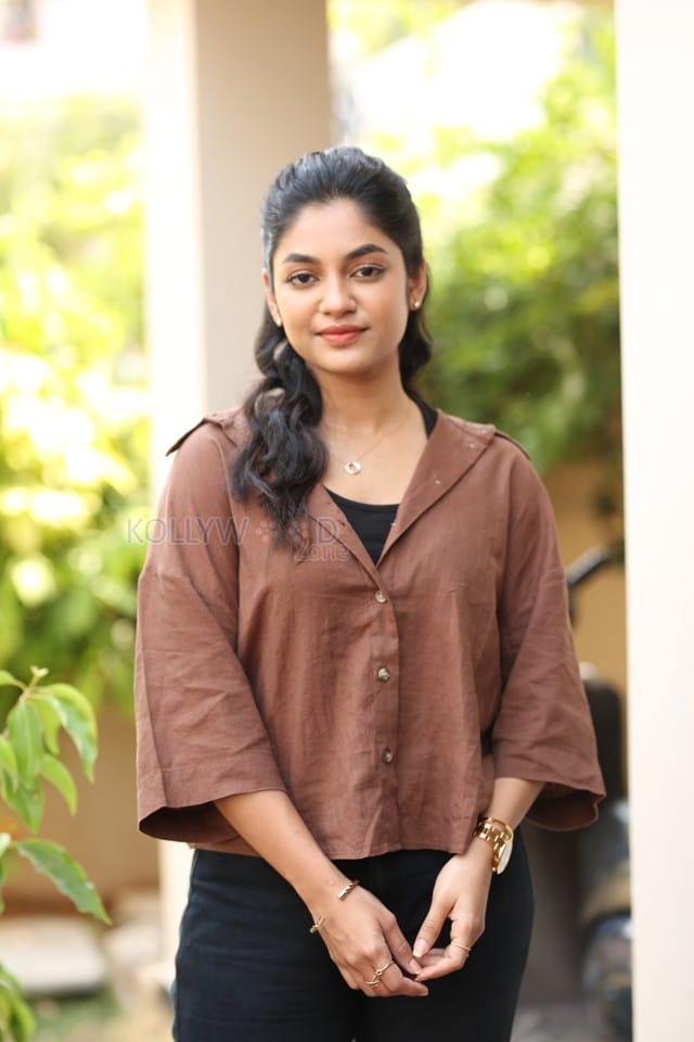 Actress Ivana at Single Movie Interview Photos 04