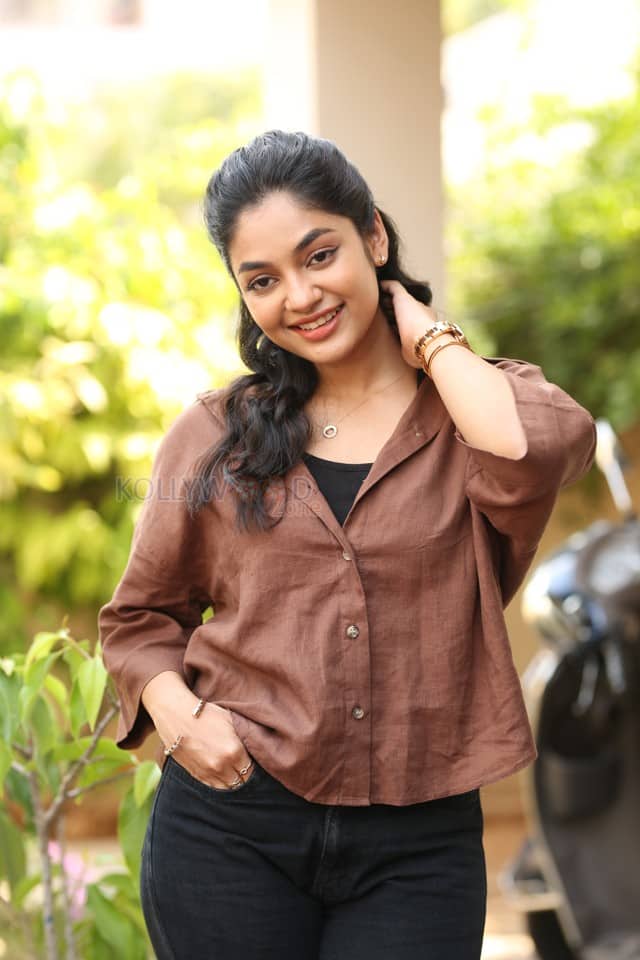 Actress Ivana at Single Movie Interview Photos 10