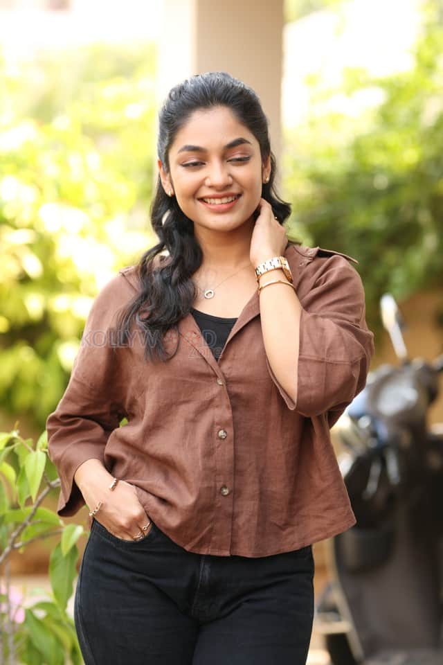 Actress Ivana at Single Movie Interview Photos 11