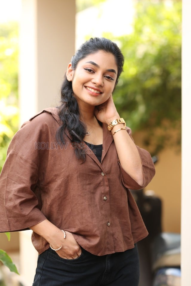 Actress Ivana at Single Movie Interview Photos 12