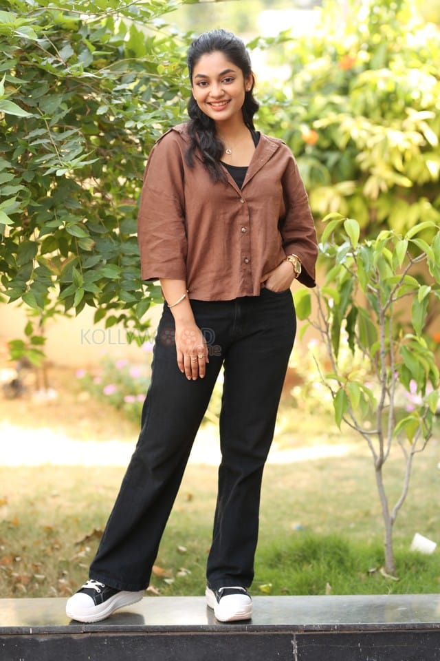 Actress Ivana at Single Movie Interview Photos 34