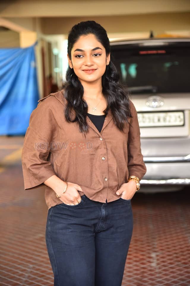 Actress Ivana at Single Movie Interview Photos 43
