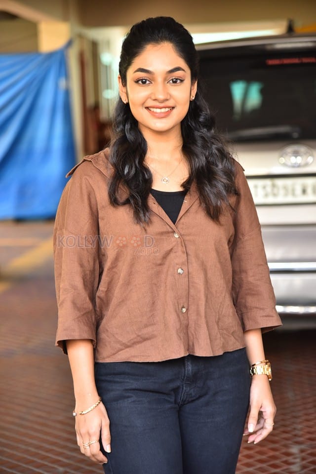 Actress Ivana at Single Movie Interview Photos 45