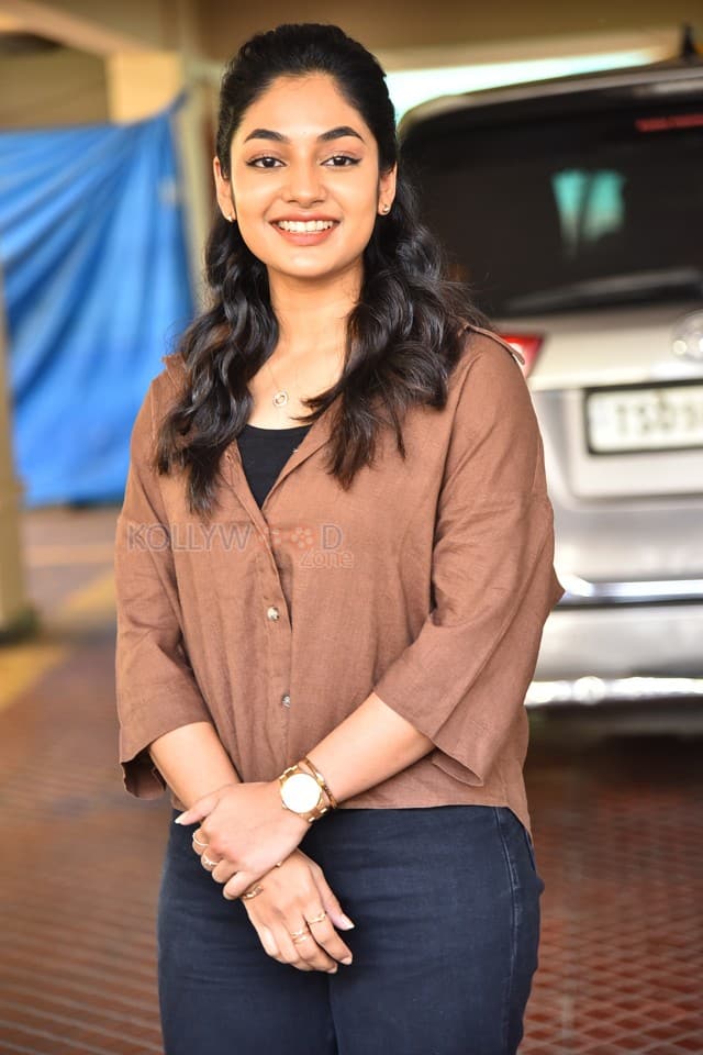 Actress Ivana at Single Movie Interview Photos 47