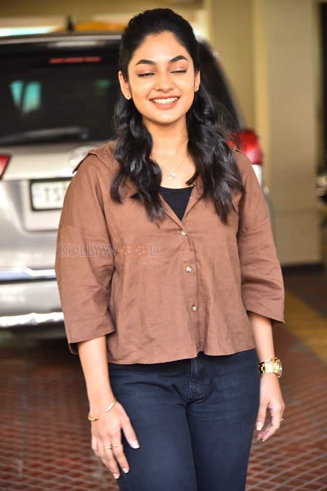 Actress Ivana at Single Movie Interview Photos 50