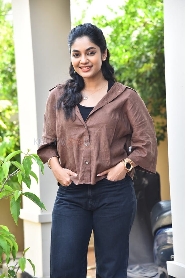 Actress Ivana at Single Movie Interview Photos 74