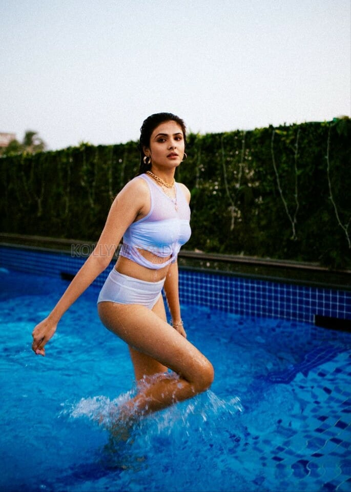 Actress Aishwarya Sharma Sexy Swimsuit Photos 02