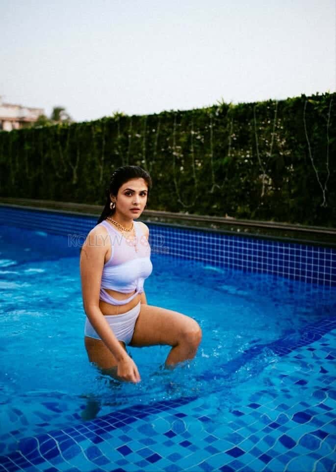 Actress Aishwarya Sharma Sexy Swimsuit Photos 03