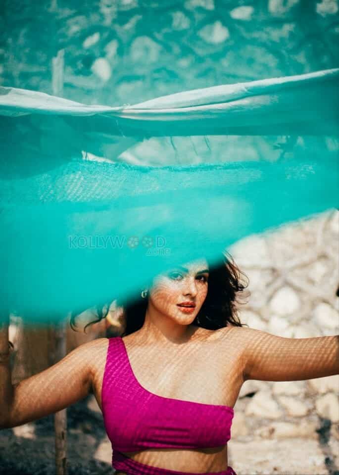 Actress and Model Aishwarya Sharma Sexy Photos 15