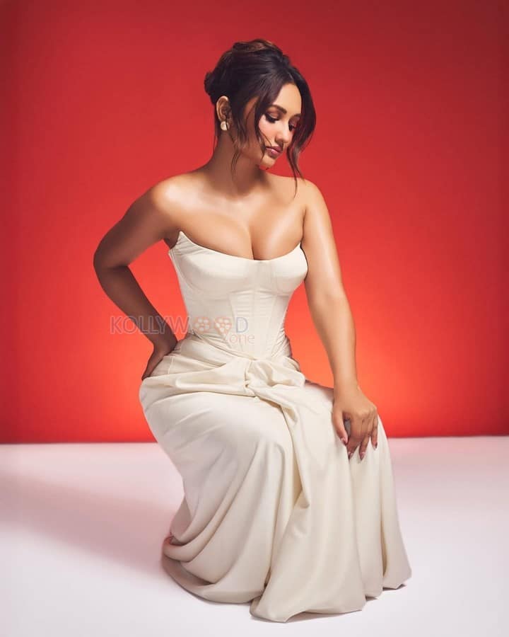 Hot Akanksha Sharma in a White Strapless Corset Gown Pictures 04