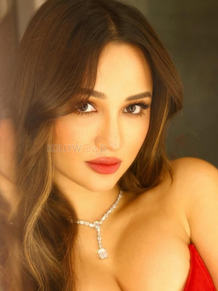 Kesari Veer Actress Sexy Akanksha Sharma in a Red Bodycon Dress Photos 04