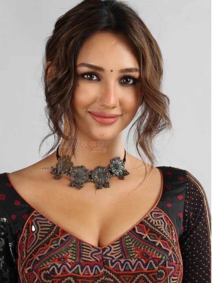 Laila Actress Akanksha Sharma Sexy Photos 02