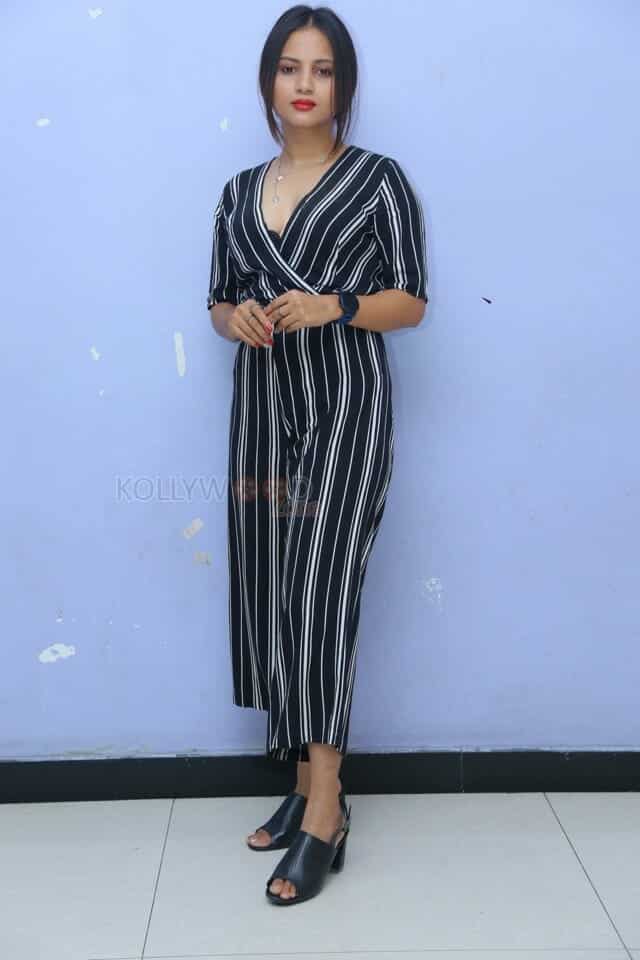 Actress Divya Dekate at Operation Raavan Teaser Launch Pictures 06