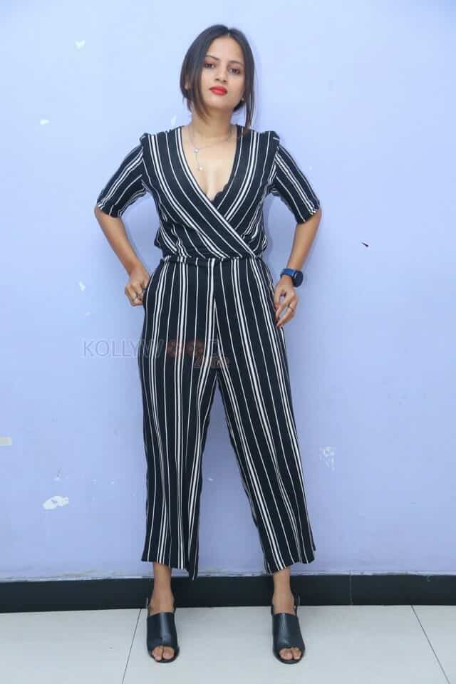 Actress Divya Dekate at Operation Raavan Teaser Launch Pictures 07