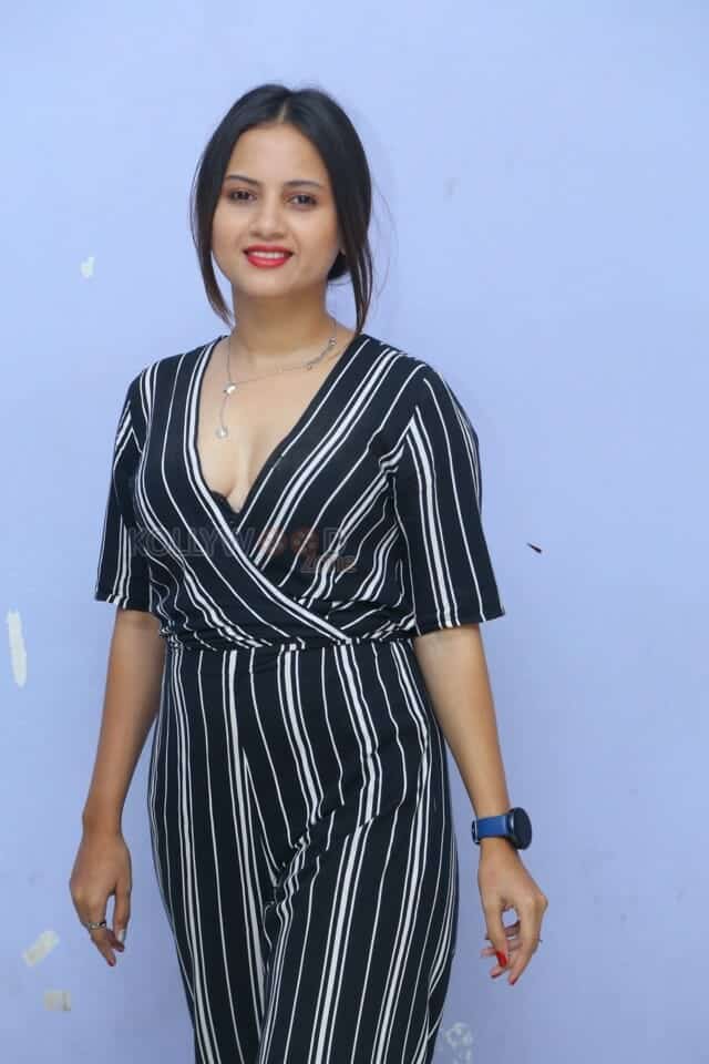 Actress Divya Dekate at Operation Raavan Teaser Launch Pictures 09