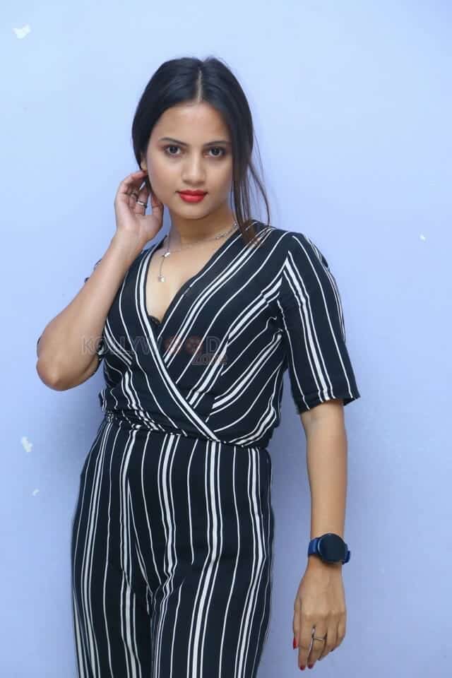 Actress Divya Dekate at Operation Raavan Teaser Launch Pictures 37