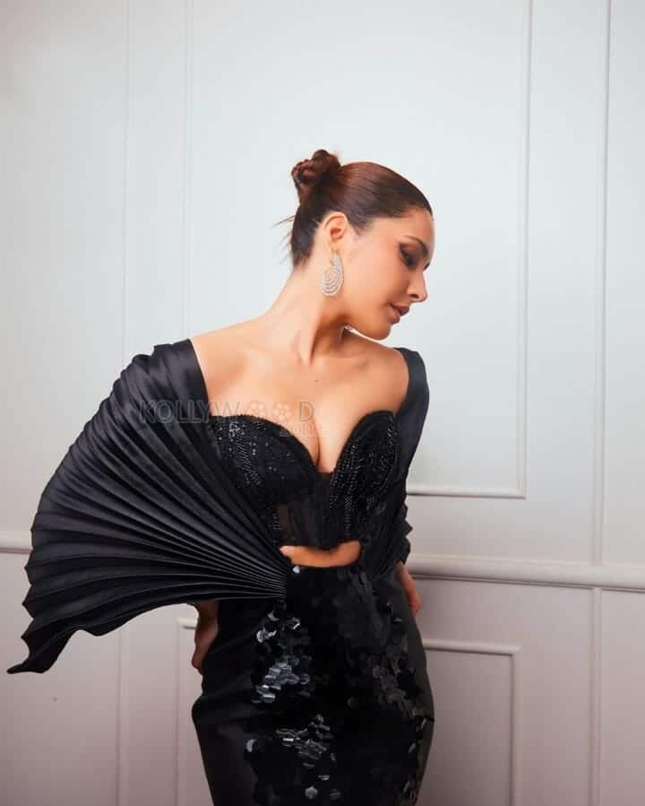 Attractive Raashi Khanna in Black Dress Photos 03