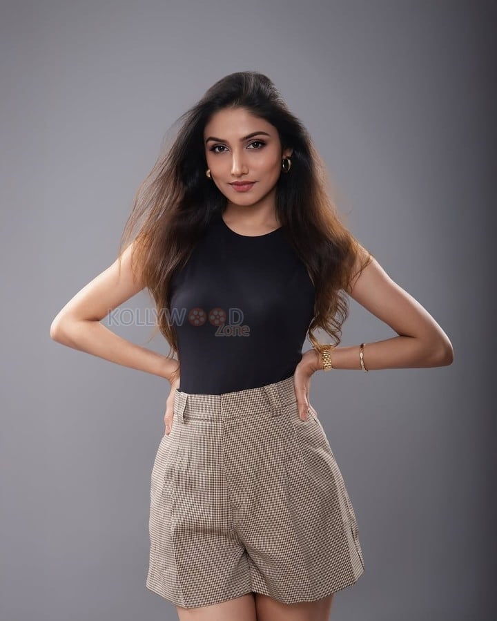 Beautiful Donal Bisht in a Black Crop Top and Shorts Photos 01