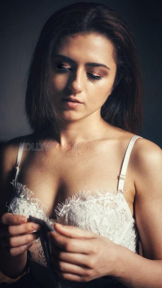 Sexy Riddhi Dogra in a Lace Bralette Top Pictures 02