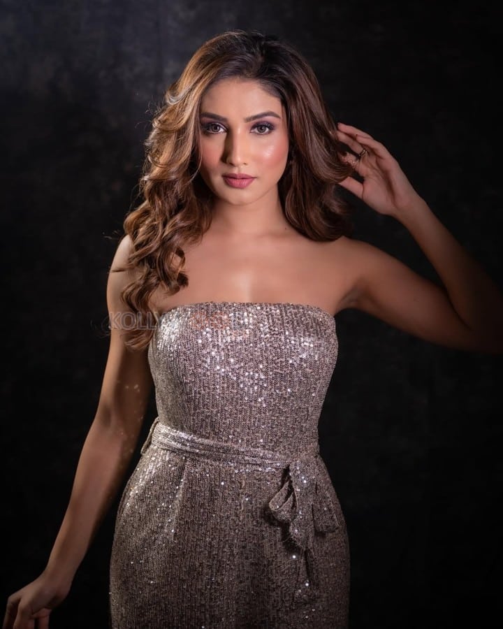 Sizzling Donal Bisht in a Shimmery Off Shoulder Dress Photos 01