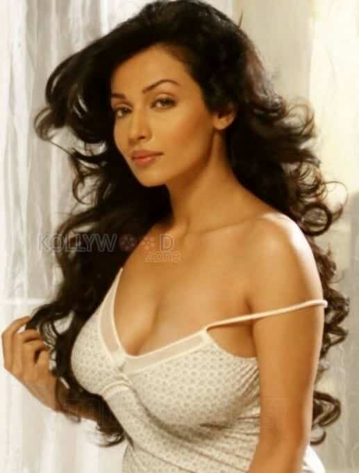 Actress Mayuri Sexy Pictures 09