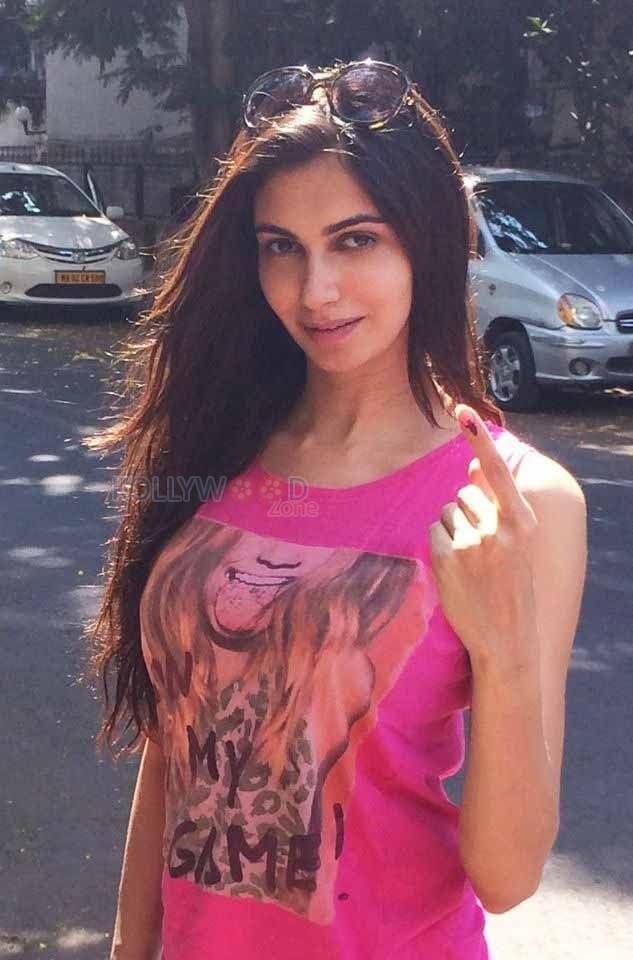 Actress Simran Kaur Mundi Sexy Pictures 13