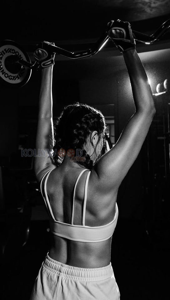 Bunty Aur Babli 2 Actress Sharvari Wagh Hot Workout Photos 01