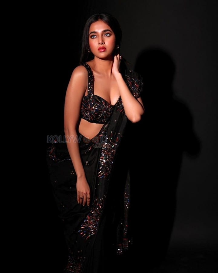Dazzling Diva Tejasswi Prakash in a Black Saree Pictures 01