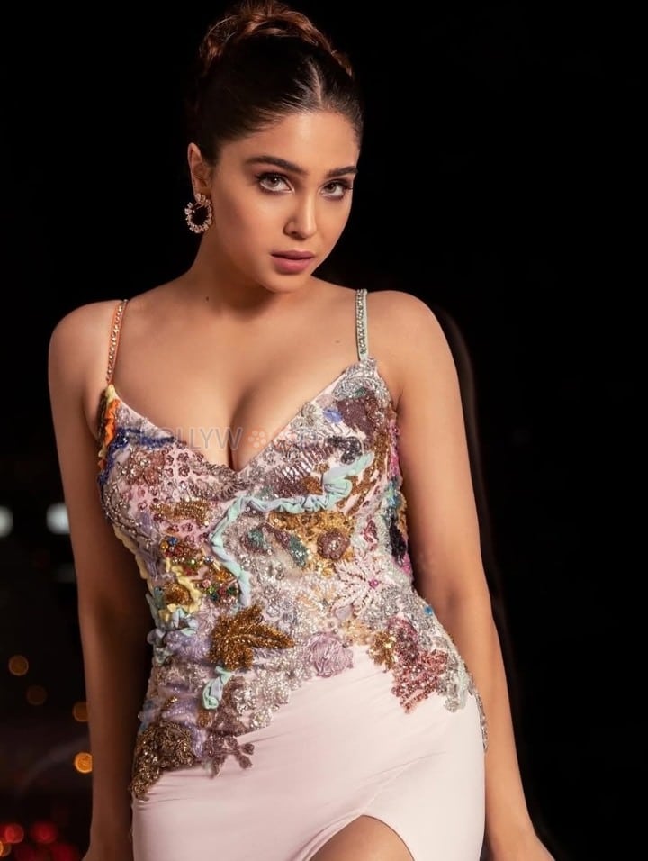 Gorgeous Sharvari Wagh in a Floral Ivory White Thigh Slit Gown with a Plunging Cleavage Neckline Pictures 04