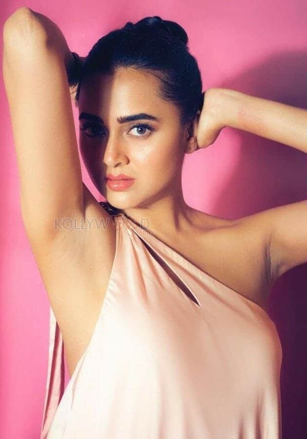 School College Ani Life Actress Tejasswi Prakash Sexy Photos 10