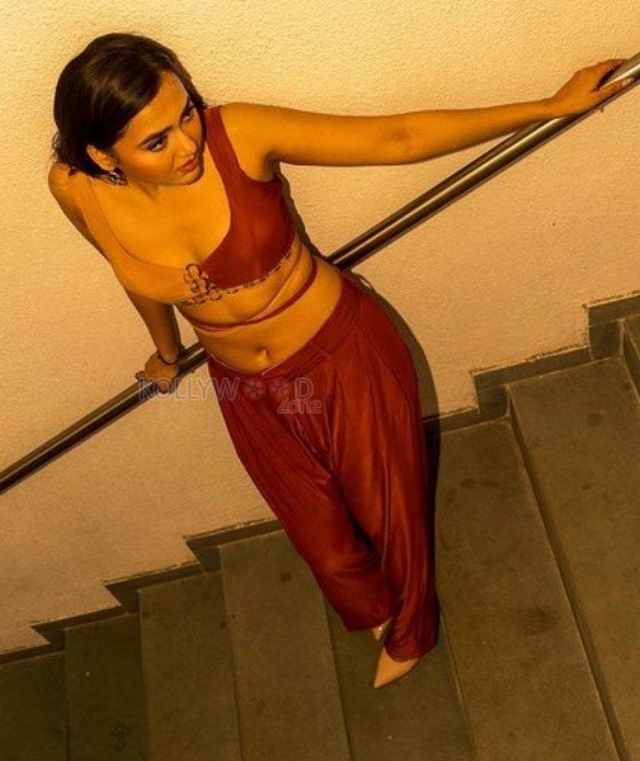 School College Ani Life Actress Tejasswi Prakash Sexy Pictures 02