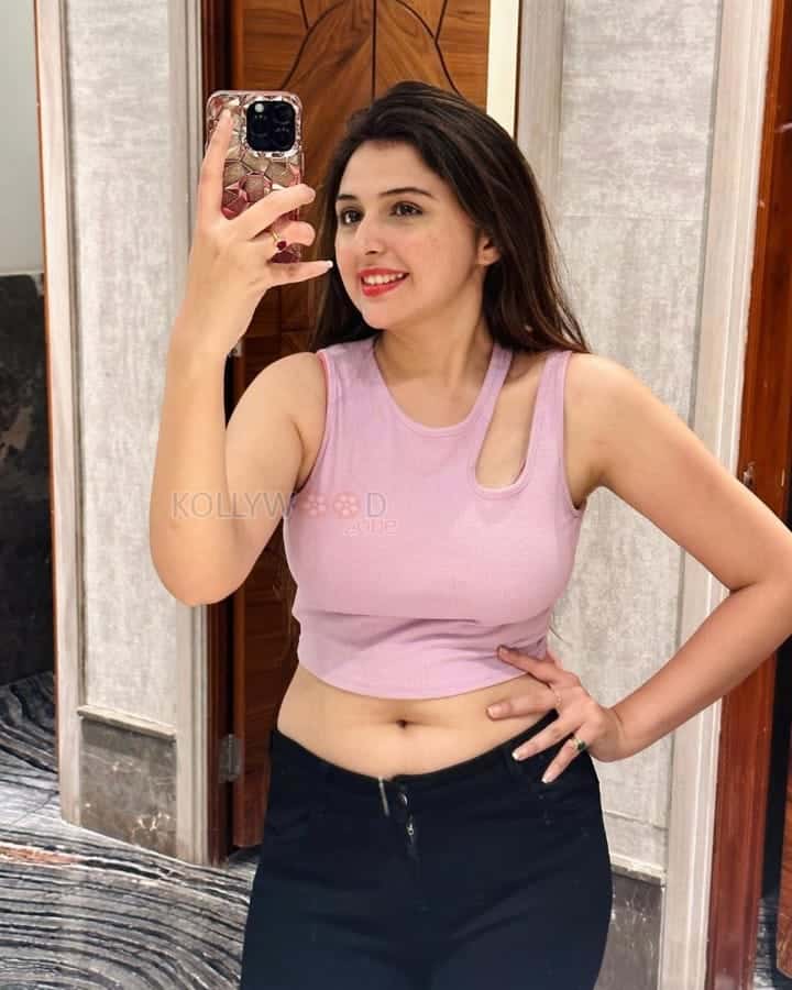 Sexy Vedvika Navel in a Sleeveless Top Pictures 05