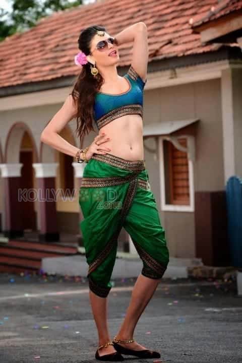 Simran Kaur Mundi Sexy Photos 13