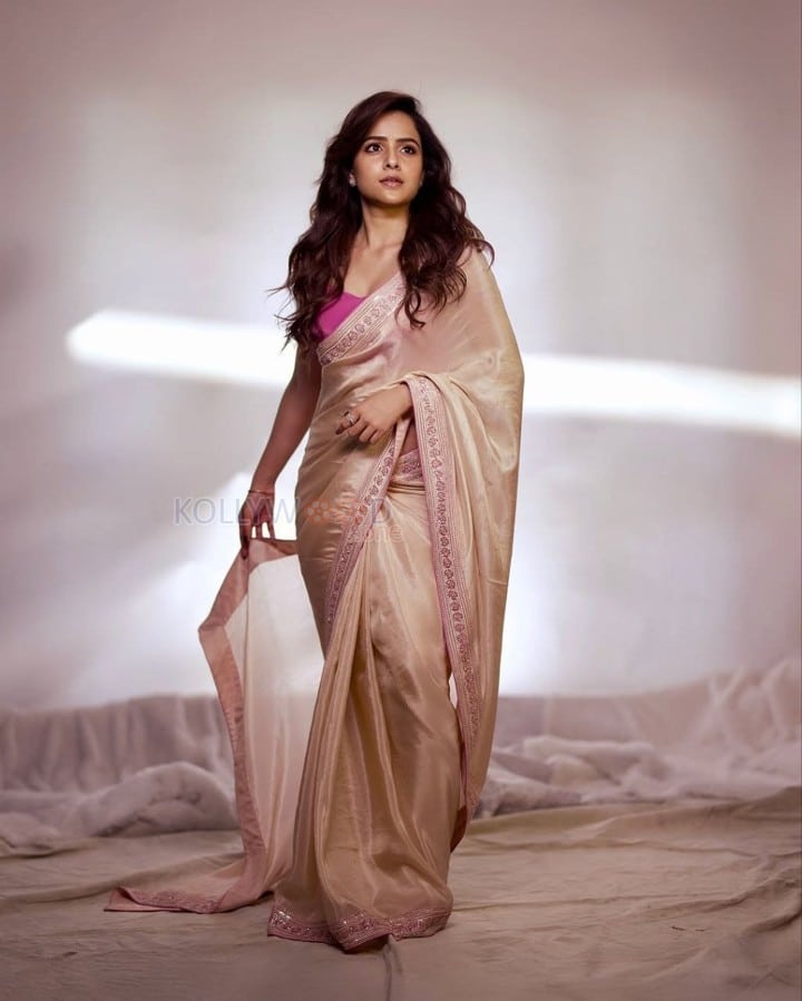 Stunning Vaishnavi Chaitanya in a Cream Saree and Pink Blouse Photos 01