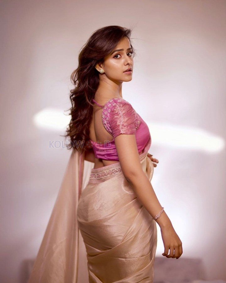 Stunning Vaishnavi Chaitanya in a Cream Saree and Pink Blouse Photos 04