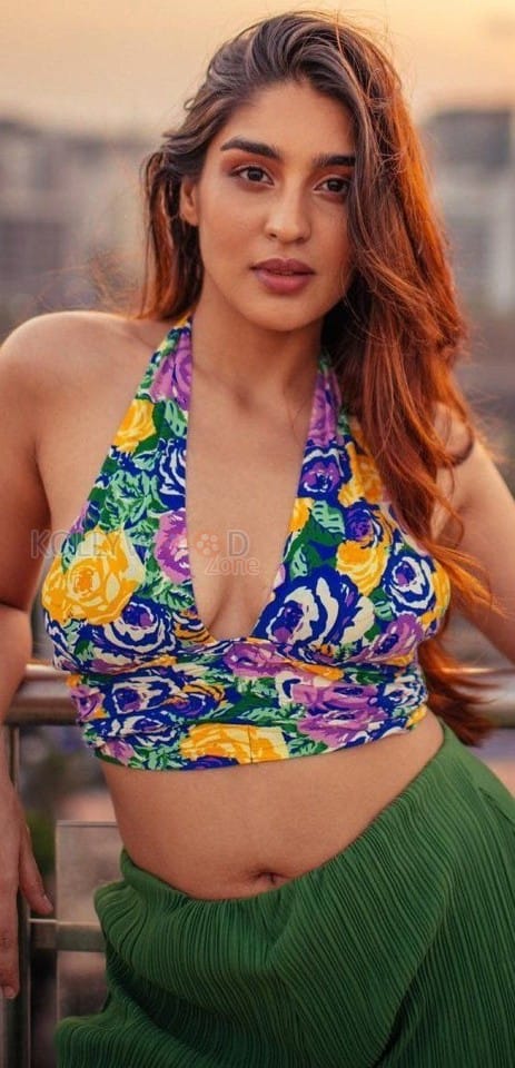 Hot Yukti Thareja Cleavage in a Colorful Floral Cutout Crop Top Photos 01