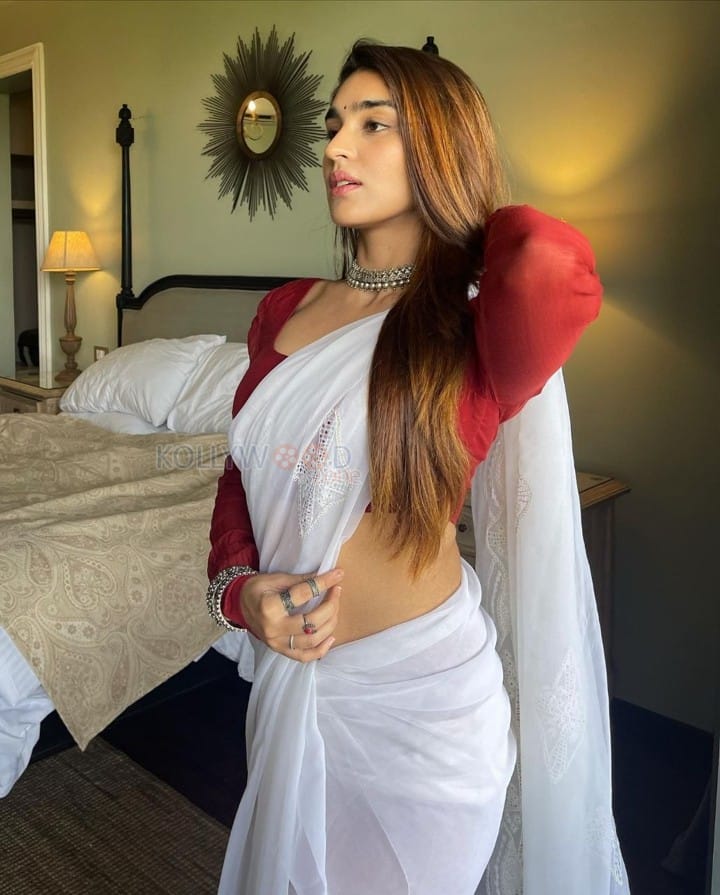 Sexy Yukti Thareja in a White Cotton Saree and Red Blouse Pictures 01