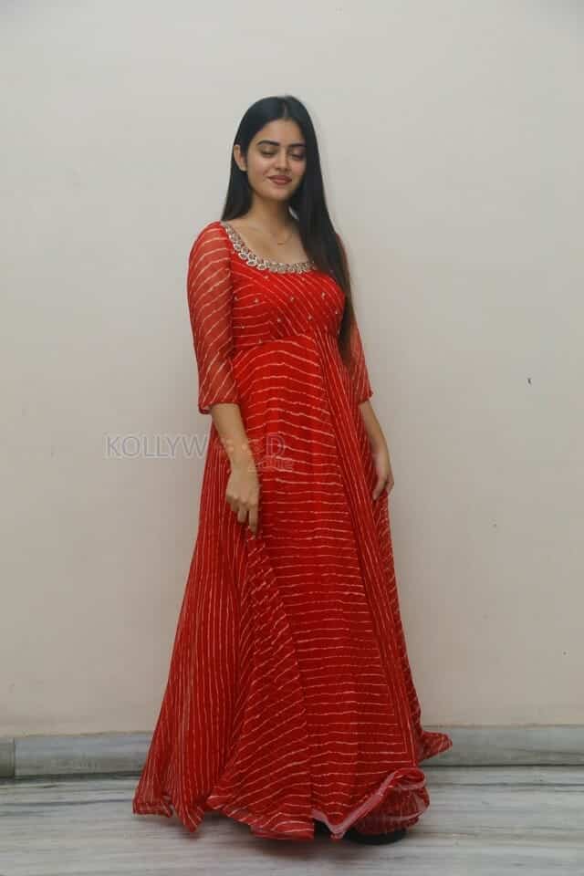 Actress Kushitha Kallapu at Neethone Nenu First Look Launch Photos 04