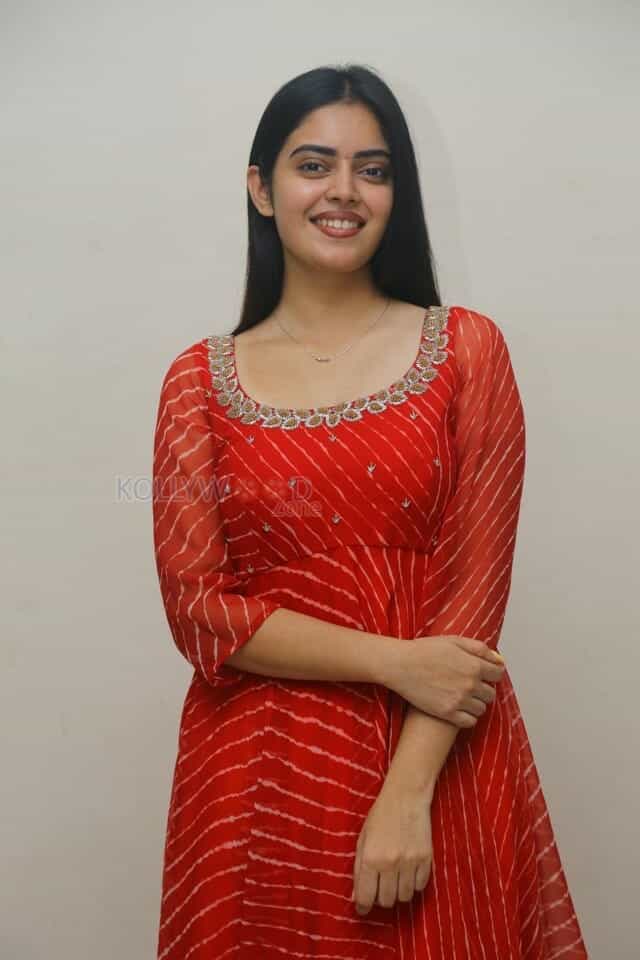 Actress Kushitha Kallapu at Neethone Nenu First Look Launch Photos 08