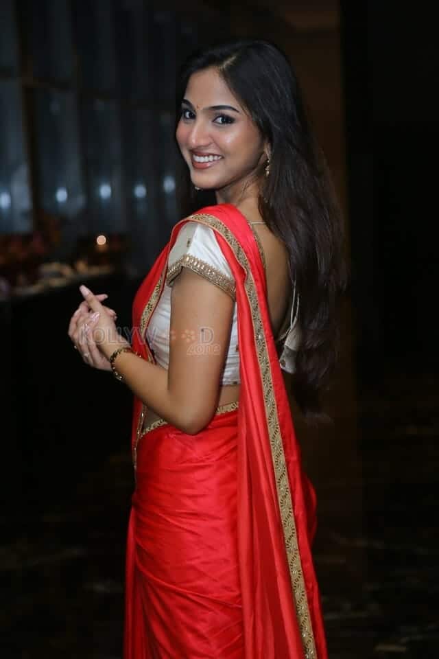 Actress Pranavi Manukonda at Slumdog Husband Prerelease Event Pictures 24
