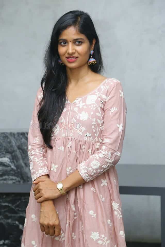 Actress Shalini Kondepudi at Suhaas Cable Reddy Movie Launch Photos 17