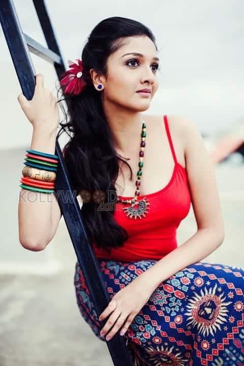 Actress Surabhi Santosh Photoshoot Pictures 04