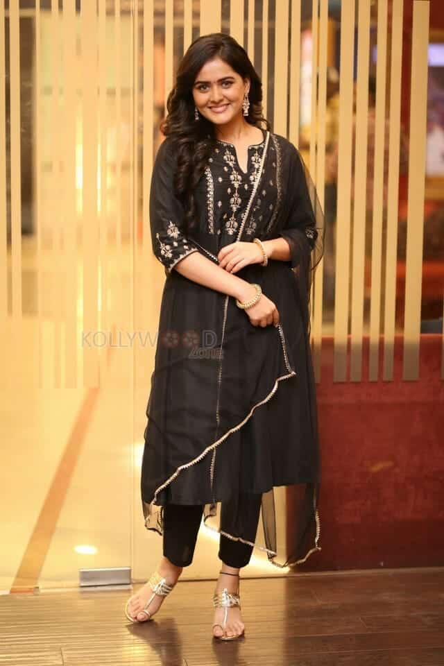 Actress Tanvi Negi at Siddharth Roy Teaser Launch Photos 10