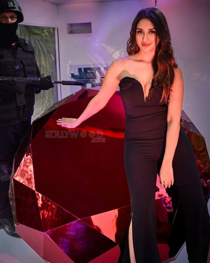 Hot Nikita Dutta in a Black Strapless Black Deep Neck Bodycon Dress Photos 03
