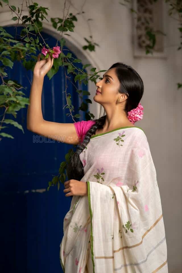 Malayalam Actress Surabhi Santosh Saree Photoshoot Pictures 05