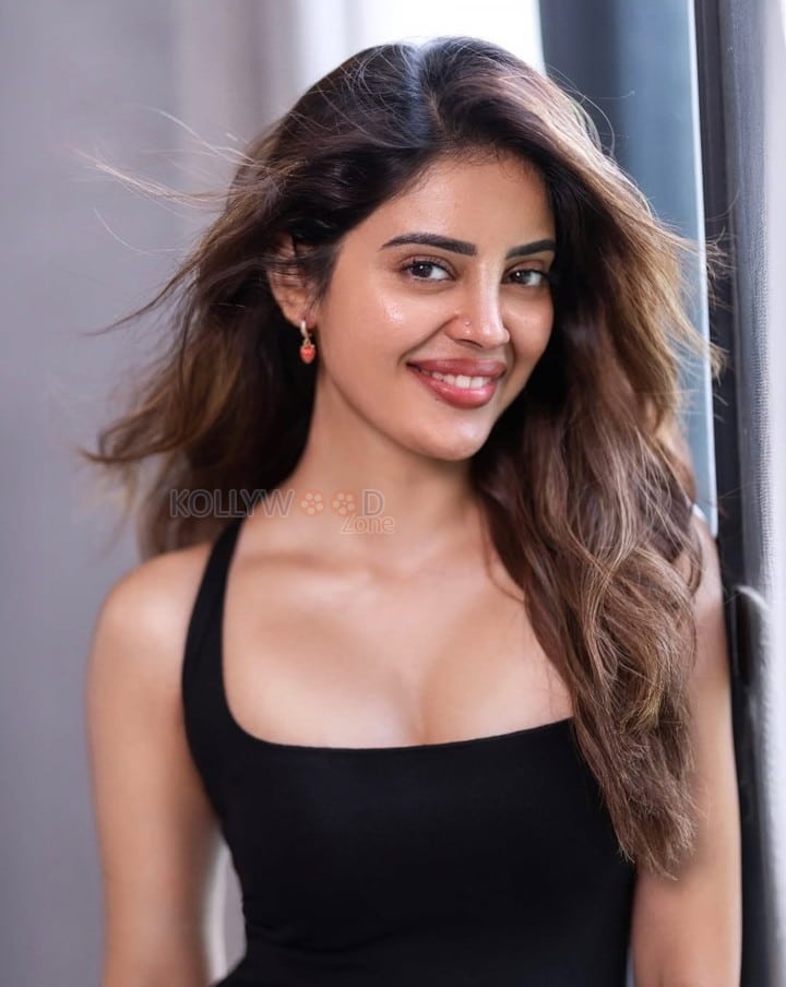 Neethone Nenu Actress Kushita Kallapu in a Black Sleeveless Bodycon Dress Photos 03