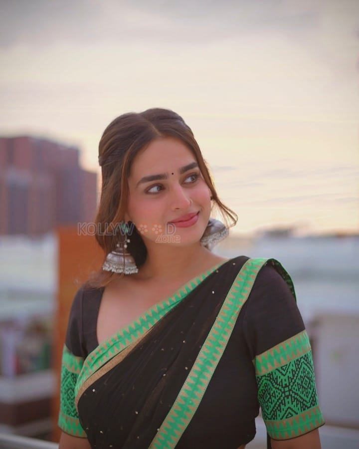 Sexy Ayesha Khan in a Black and Green Saree Photos 01