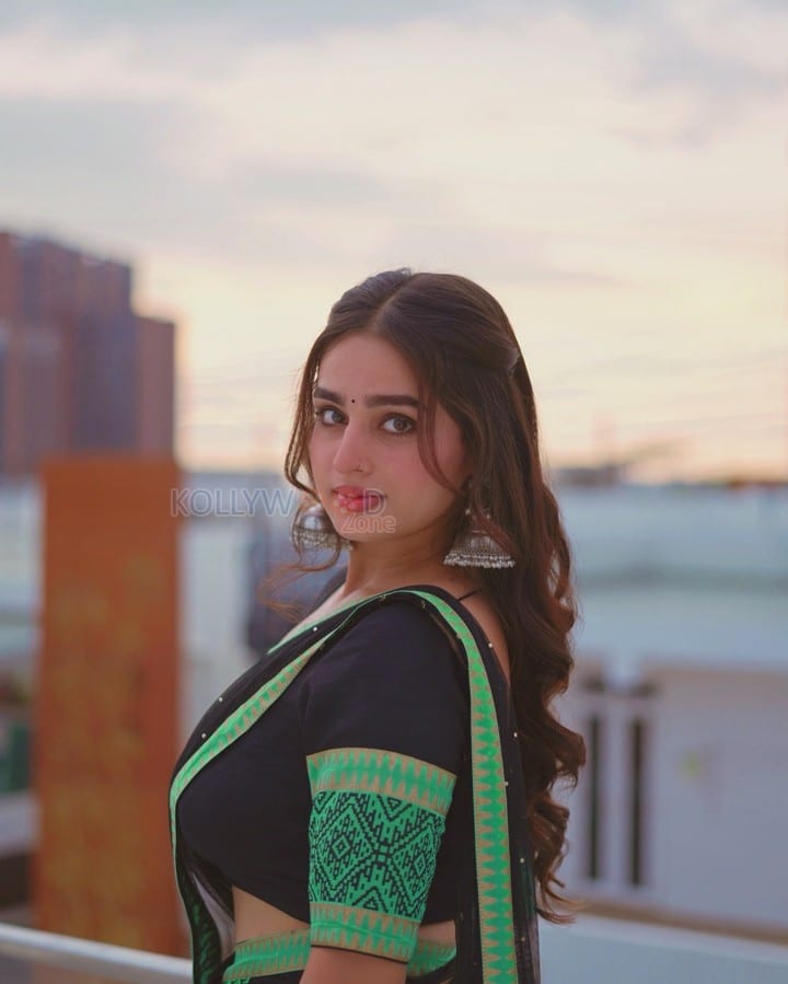 Sexy Ayesha Khan in a Black and Green Saree Photos 03
